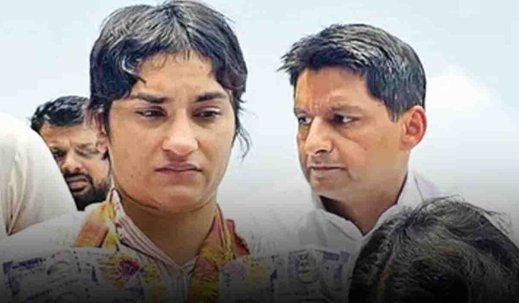 Vinesh Phogat Considers Wrestling Comeback Amidst Emotional Homecoming and Public Support Vinesh Phogat Considers Wrestling Comeback Amidst Emotional Homecoming and Public Support